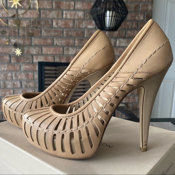 BCBG Pumps - Picture 1 of 5